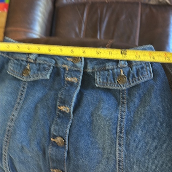 Cute Jean mini skirts between a size 0 to 4 - Picture 8 of 9
